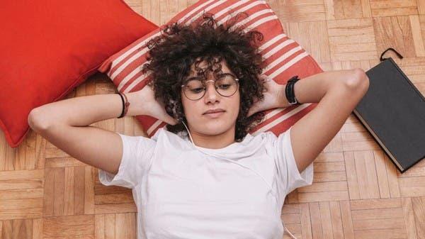 حذار من النوم على الأرض.. استشر طبيبك أولا