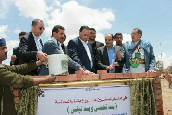 حصري.. الصماد يضع حجر أساس لمشروع بذمار ومشرف المحافظة يقوم بتخريبه للاستحواذ على الأرضية (تفاصيل)