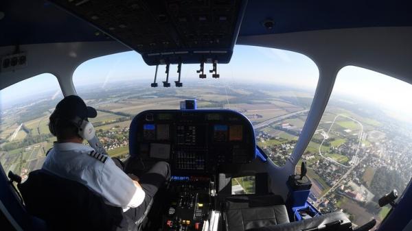 راكبة تتولى قيادة طائرة وتمنعها من السقوط على منطقة سكنية في فرنسا