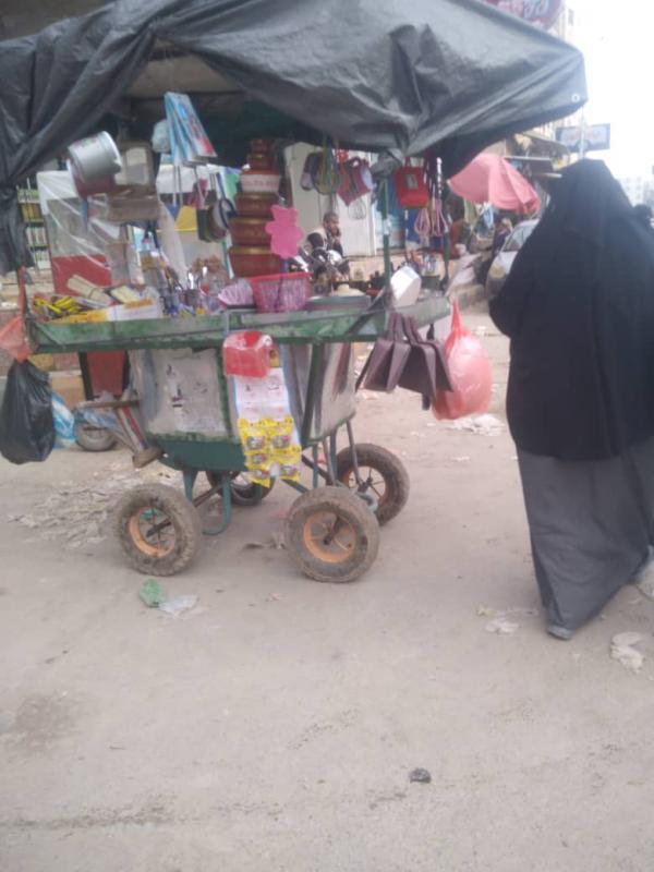 البائعون المتجولون في صنعاء.. بين لسعات المطر ونار الحوثي