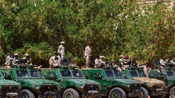 "تحسبا لأي طارئ".. قوات الدعم السريع تنقل مدرعات للخرطوم