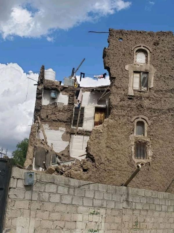 انهيار منزل قديم بصنعاء ونجاة أطفال بأعجوبة 