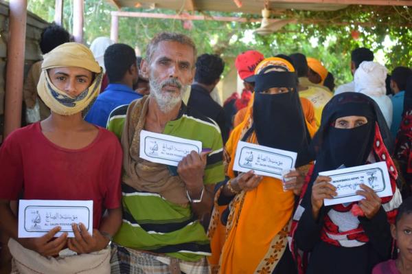 مؤسسة الصالح الاجتماعية للتنمية تدشن مشروع توزيع المساعدات  الرمضانية للنازحين بأبين