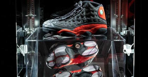 حطم الأرقام.. بيع حذاء مايكل جوردان بسعر لا يصدق