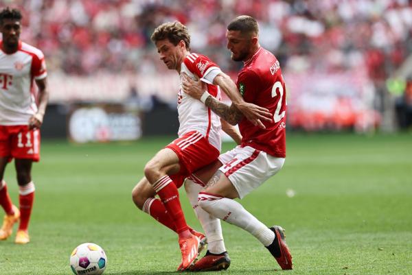 بايرن ميونخ يفوز على ليفركوزن ويؤجل تتويجه بلقب الدوري الألماني