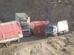 توقف حركة المرور في هيجة العبد إثر انقلاب شاحنة بضائع