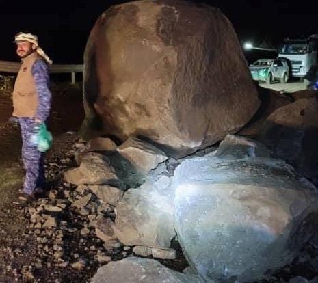 انهيارات صخرية تقطع طريق الحديدة - صنعاء