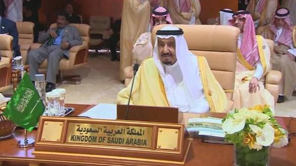 العاهل السعودي يطلق اعمال القمة العربية الـ29 ويدعو لموقف أممي قوي ضد سلوك ايران