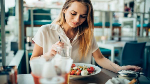 نظام غذائي شائع يتبعه الكثير من المشاهير يرتبط بمشاكل الخصوبة