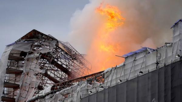 حريق ضخم في مبنى البورصة التاريخي في الدنمارك