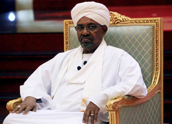 المجلس العسكري السوداني يكشف عن المصير الذي آل إليه البشير وكيف يعيش – (تفاصيل)
