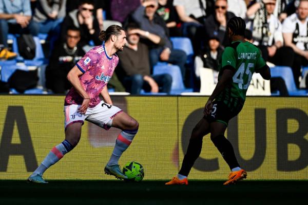 ساسولو يقتنص فوزاً مثيراً من يوفنتوس في الدوري الإيطالي