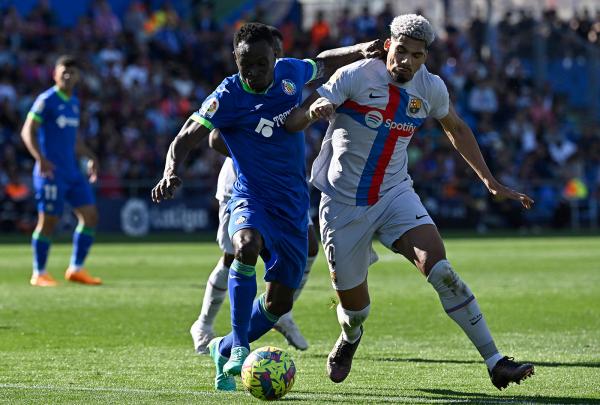 تشافي ينتقد حالة ملعب خيتافي بعد تعادل برشلونة سلبياً