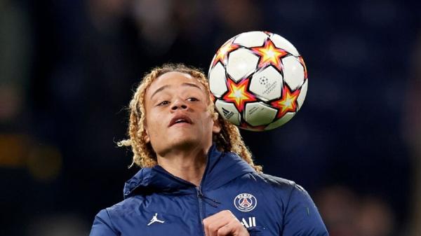 باريس سان جيرمان سيفعل كل شيء لمنع عودة تشافي سيمونز إلى برشلونة