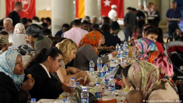 بعد تخفيف قيود كورونا .. إعلان تنظيم أكبر إفطار جماعي في ميونيخ