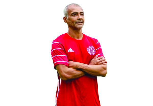 البرازيلي روماريو يعود إلى الملاعب في سن الـ 58