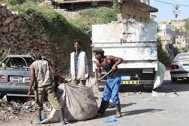 إضراب شامل لعمال النظافة في الحوبان بتعز