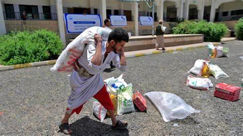 عصابة الحوثي تتسبب في سقوط ضحايا في أحد مراكز توزيع المساعدات الرمضانية بصنعاء 