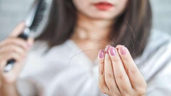 "سبب غير متوقع" لتساقط الشعر قد تلاحظه في الربيع
