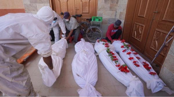 إخراج عشرات الجثث من مقبرة جماعية في غزة وإسرائيل تتوعّد بزيادة الضغط العسكري