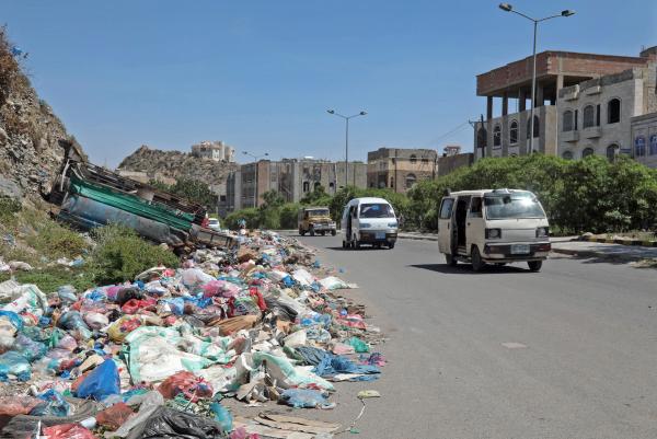 تكدس القمامة في مدينة تعز 