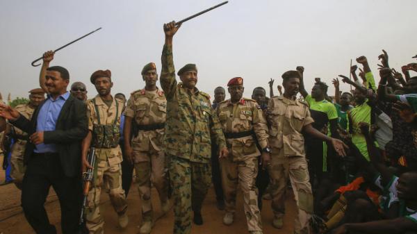 السودان: بدء إجلاء رعايا عدد من الدول ودبلوماسييها وسط استمرار القتال