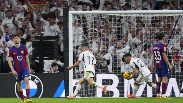 ريال مدريد يهزم برشلونة في الوقت "القاتل" ويلامس لقب "الليغا"