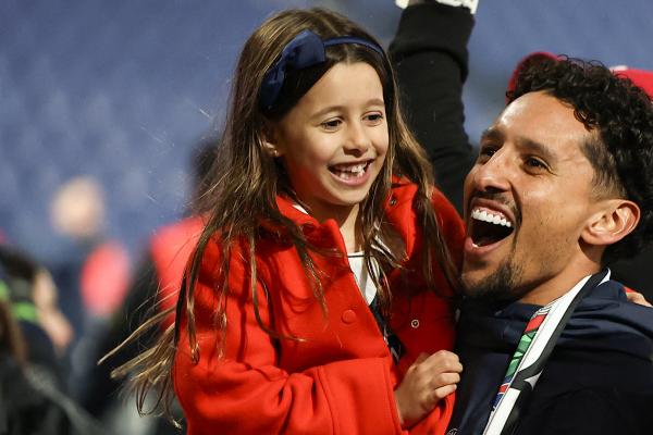 سان جيرمان يكرم قائد فريقه بمنحه برج إيفل (فيديو)