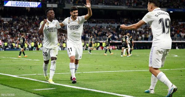 ريال مدريد يطارد برشلونة "من بعيد"