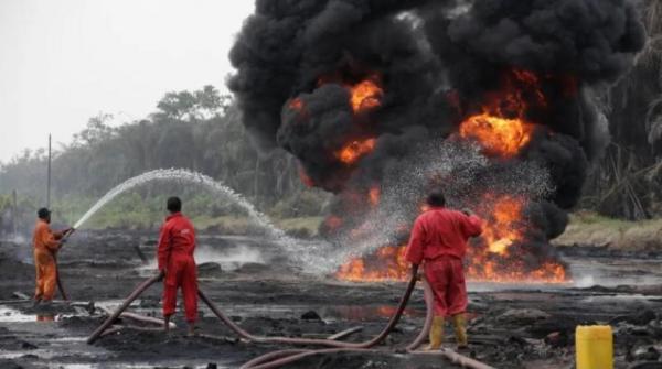نيجيريا.. مقتل أكثر من مائة شخص إثر انفجار بمستودع للنفط