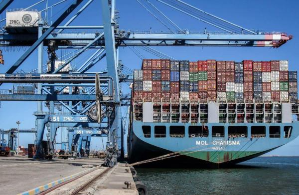 آلاف السيارات الفارهة عالقة في ميناء أوروبي.. كانت متجهة إلى روسيا