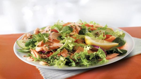 طبيبة تحدد أفضل الإضافات للسلطة صحيا