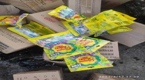 إتلاف حلويات أطفال لاحتوائها على شحم الخنزير في عدن 