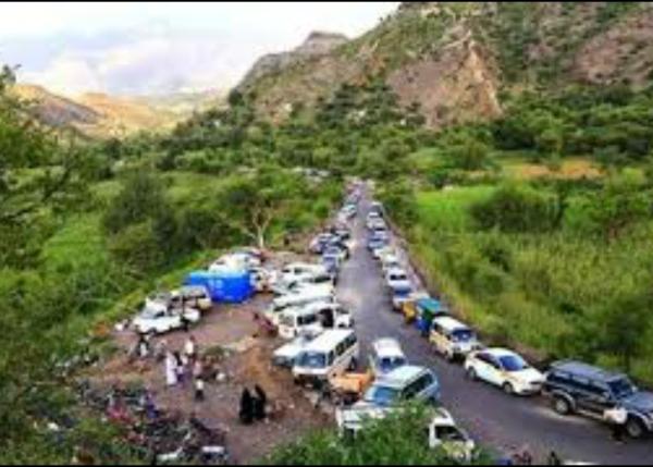 نظرا لغياب الحدائق والمنتزهات.. أبناء تعز يقضون أيام عيد الفطر في المدرجات الزراعية والمساحات المفتوحة 