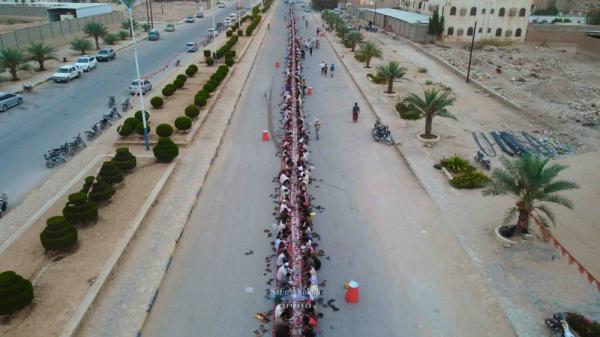 سيئون تستعيد عاداتها المندثرة بأطول سفرة إفطار رمضانية