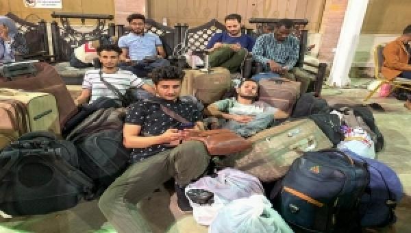 50 ألف دولار لإجلاء 20 ألف يمني بالسودان وسماسرة السفارة تفوج من يدفع أكثر