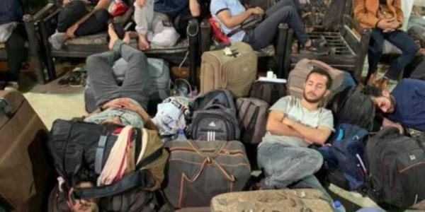 طالبان يمنيان يتعرضان للنهب والطعن من قبل عصابة في السودان 