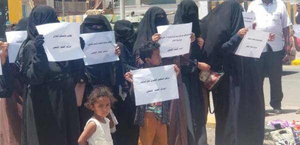 طالبوا الحكومة بمحاسبة المتورطين.. وقفات احتجاجية لأسر ضحايا جرائم "الحشد الشعبي الاخواني" بمدينة تعز القديمة..! 
