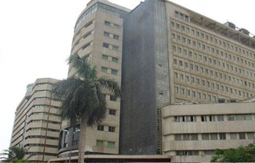 صحافي مصري يشنق نفسه.. ورأسه يسقط من مبنى الأهرام