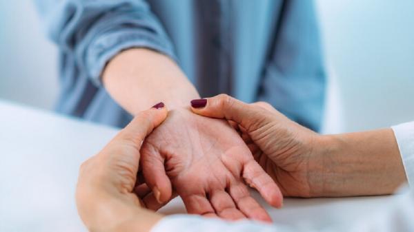 أسباب تنمل اليدين في الليل