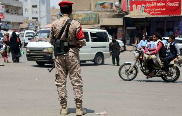 قوات تابعة لـ(الإصلاح) تتشبث بالمؤسسات التي تحتلها.. تعز تتطلع للخلاص من الكابوس الاخواني الحوثي (تفاصيل شاملة)