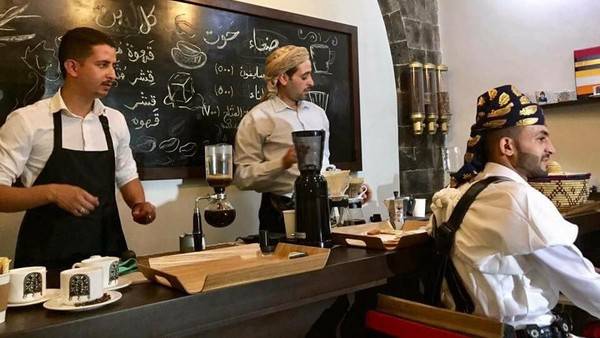 على خطى داعش.. الحوثيون يقتحمون فندقاً في صنعاء بتهمة الاختلاط