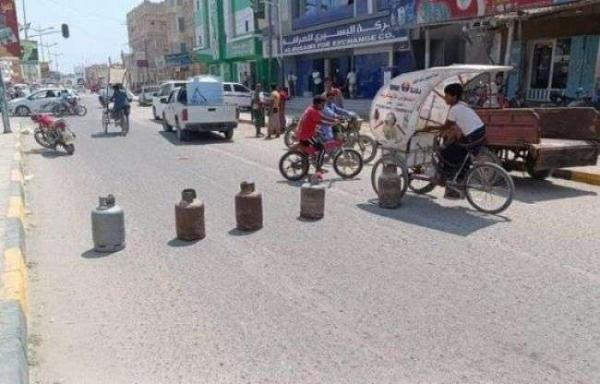 قطع طريق فوة ــ المكلا تنديدا بانعدام الغاز المنزلي 