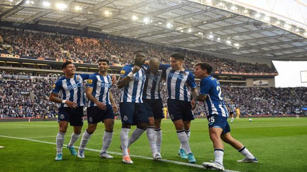 بورتو يضع قدما على منصة التتويج بلقب الدوري البرتغالي