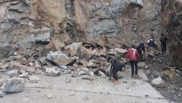 انهيارات صخرية تغلق المنفذ الشرقي لمدينة تعز