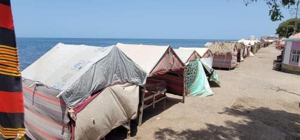 قيادي حوثي يدعي ملكية شاطئ الحديدة ويمنع الزوار من التنزه والسباحة