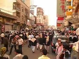 مسلح حوثي يلقي قنبلة على منزل في صنعاء