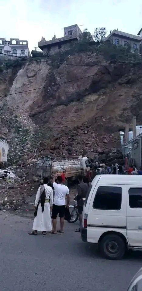 انهيار صخري في جولة وادي القاضي بتعز