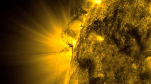 جسم غامض يمر قرب الشمس.. ومروجو نظرية المؤامرة يقدمون تفسيرا