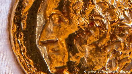 بينهم محمد عبلة.. وسام غوته لأربعة فنانين من أفريقيا والهند